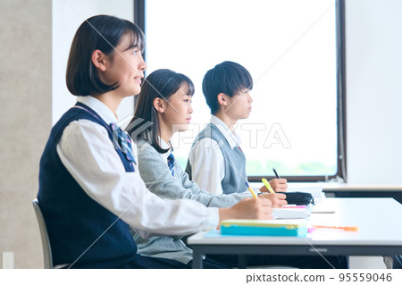 Male and female junior high school students studying 95559046