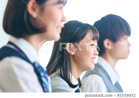 男女初中學生學習 95559052