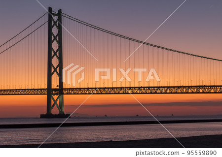 Akashi Kaikyo Bridge after sunset 95559890