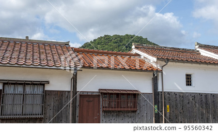 騎自行車穿過白壁倉庫的形象 倉吉市 95560342