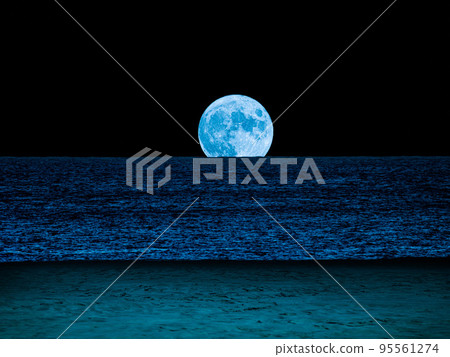 full moon rising over the horizon 95561274