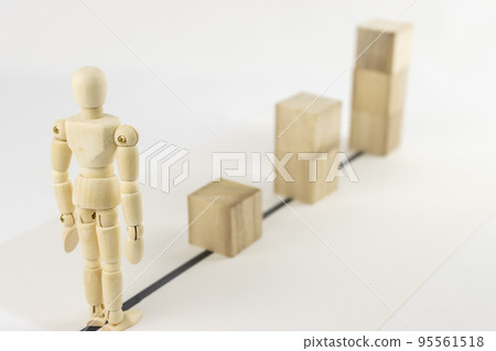 Drawing figures and wooden blocks. image of challenge 95561518