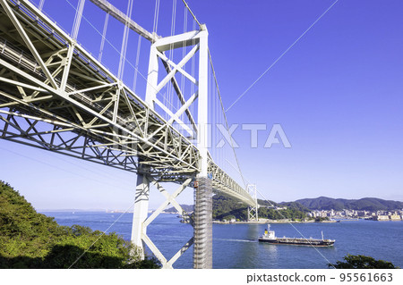 連接本州和九州的關門大橋（改造中） 95561663