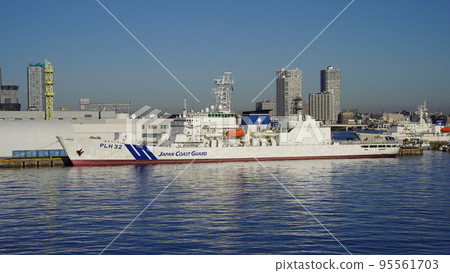 秋津島，日本海岸警衛隊巡邏艦停泊在橫濱港 95561703