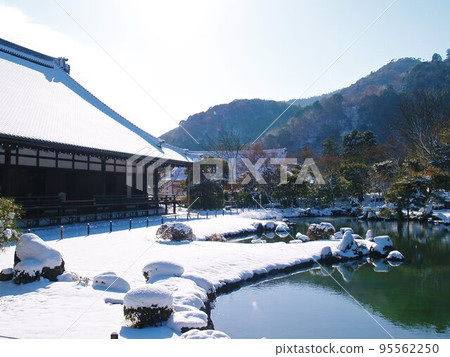 Kyoto: The garden of Tenryu-ji Temple covered in snow 95562250