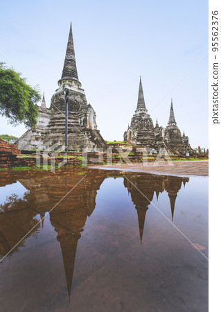 Old ruined Wat Phra Si Sanphet in Ayutthaya. 95562376