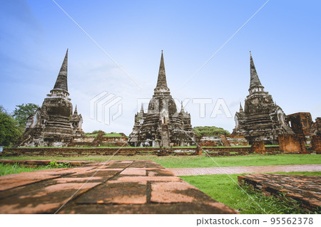 Old ruined Wat Phra Si Sanphet in Ayutthaya. 95562378