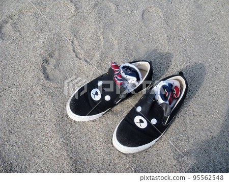 shoes and beach 95562548