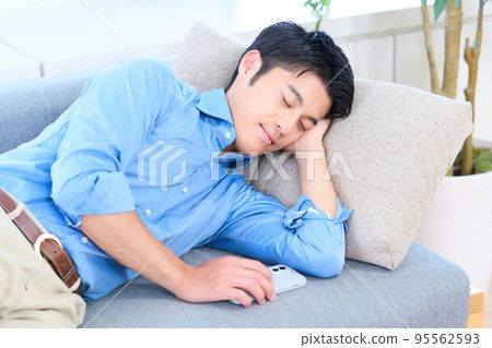 Man taking a nap Falling asleep Nap　 95562593