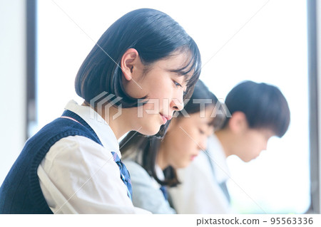 男女初中學生學習 男女初中學生學習 95563336