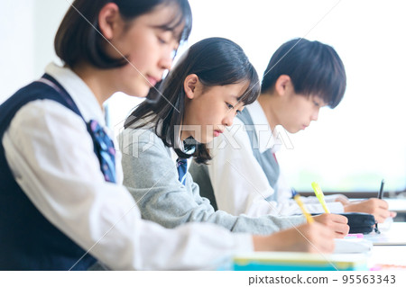 Male and female junior high school students studying 95563343