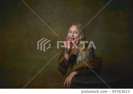 Sweet donut. Vintage style portrait of young charming girl in image of Mona Lisa, La Gioconda isolated on dark green background. Art, beauty, style, imitation Sweet donut. Vintage style portrait of young charming girl in image of Mona Lisa, La Gioconda isolated on dark green background. Art, beauty, style, imitation 95563623