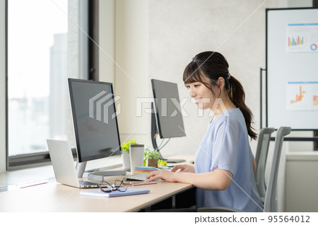 Young woman working on a computer in the office 95564012