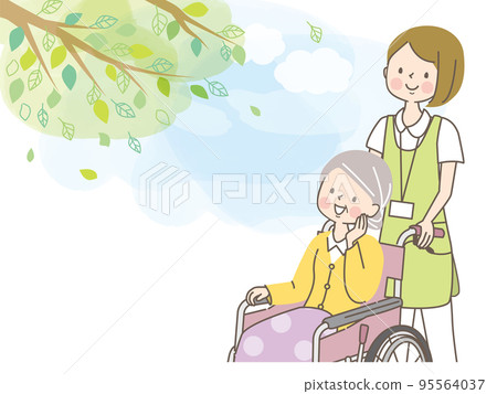 幫助坐在輪椅上的老年婦女的年輕女性護理人員 95564037