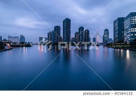 從東京永泰橋看塔式公寓的夜景 95564132