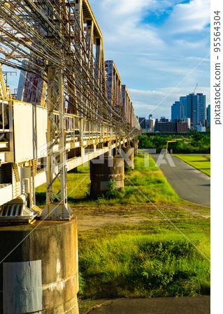 大阪府淀川上淀川大橋梅田貨運線和梅北大廈街 大阪府淀川上淀川大橋梅田貨運線和梅北大廈街 95564304
