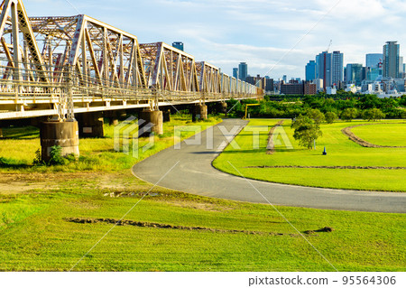 Umeda freight line and river park of Kamiyodogawa Bridge over Yodogawa in Osaka Prefecture Umeda freight line and river park of Kamiyodogawa Bridge over Yodogawa in Osaka Prefecture 95564306