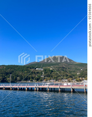 Hakone-Komagatake and Lake Ashinoko seen from Hakone/Moto-Hakone 95564668
