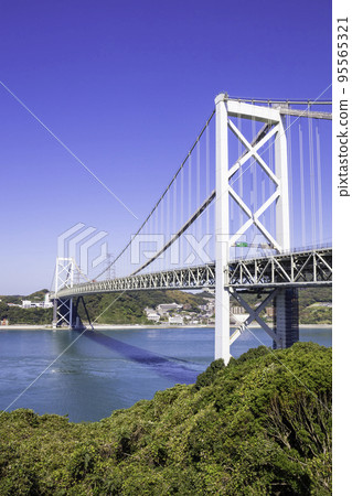 連接本州和九州的關門大橋（改造中） 95565321