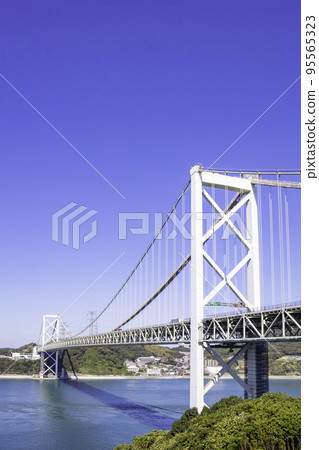 連接本州和九州的關門大橋（改造中） 95565323