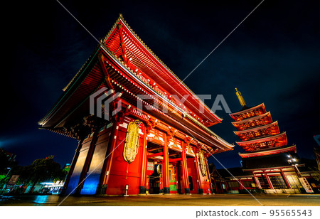 Tokyo cityscape in Japan Immigration restrictions have been lifted, and the ban on individual travel by foreigners has also been lifted. Sensoji Temple, Hozomon Gate, Five-storied Pagoda at night = October 11 Tokyo cityscape in Japan Immigration restrictions have been lifted, and the ban on individual travel by foreigners has also been lifted. Sensoji Temple, Hozomon Gate, Five-storied Pagoda at night = October 11 95565543