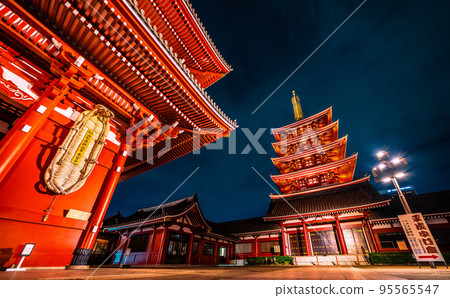 Tokyo cityscape in Japan Immigration restrictions have been lifted, and the ban on individual travel by foreigners has also been lifted. Sensoji Temple, Hozomon Gate, Five-storied Pagoda at night = October 11 95565547