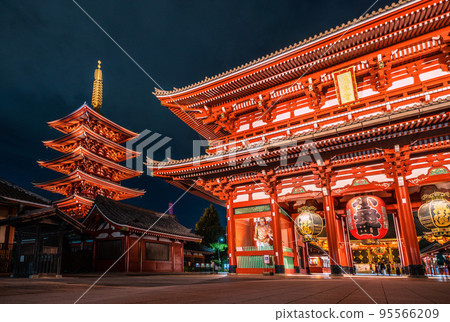 Tokyo cityscape in Japan Immigration restrictions have been lifted, and the ban on individual travel by foreigners has also been lifted. Sensoji Temple, Hozomon Gate, Five-storied Pagoda at night = October 11 Tokyo cityscape in Japan Immigration restrictions have been lifted, and the ban on individual travel by foreigners has also been lifted. Sensoji Temple, Hozomon Gate, Five-storied Pagoda at night = October 11 95566209