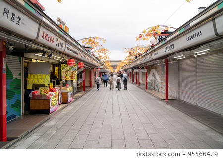 日本東京淺草寺的仲見世街 日本東京淺草寺的仲見世街 95566429