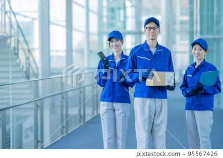 Carriers implementing solutions for logistics transformation Carriers implementing solutions for logistics transformation 95567426