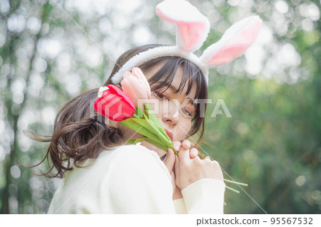 在森林裡穿著白色連衣裙的兔子形式的女人 95567532