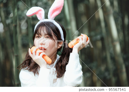 在森林裡穿著白色連衣裙的兔子形式的女人 在森林裡穿著白色連衣裙的兔子形式的女人 95567541