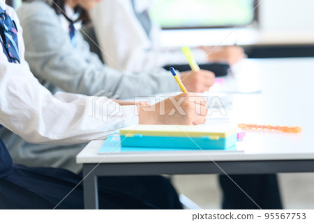 男女初中生學習身體部位不露面 95567753