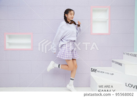 Cute portrait of young woman in sporty fashion 95568002