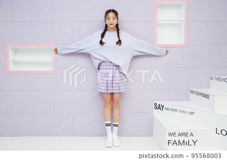 Cute portrait of young woman in sporty fashion 95568003