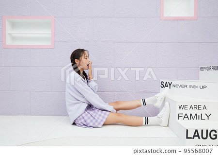 運動時尚年輕女子的可愛肖像 95568007