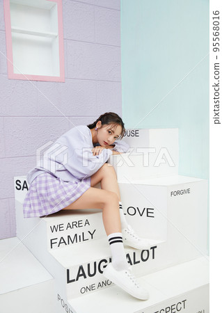 Cute portrait of young woman in sporty fashion 95568016