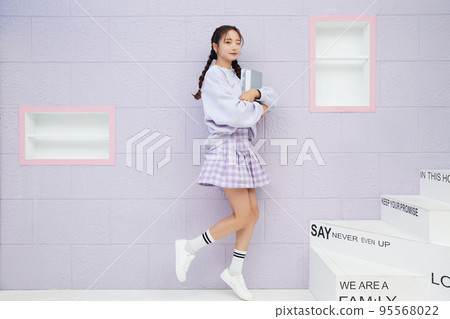 Cute portrait of young woman in sporty fashion 95568022