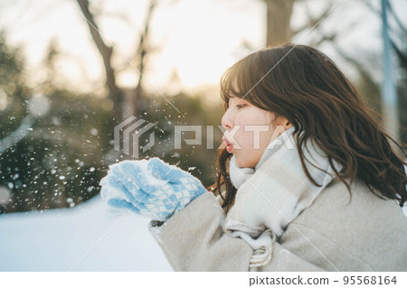 Snow dances 95568164