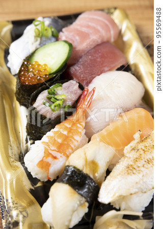 Assorted delicious hand-rolled sushi 95569488