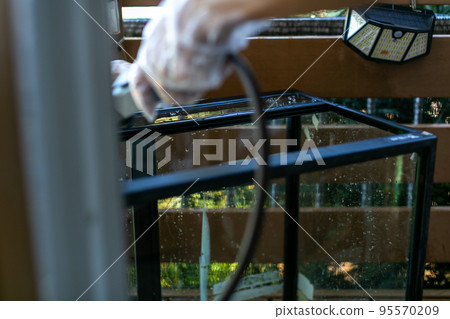 Cleaning glass cages Cleaning glass cages 95570209