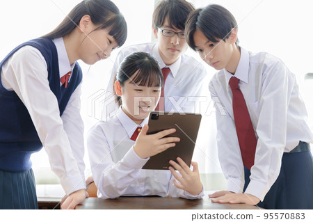 學生使用平板設備 95570883