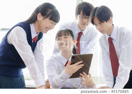 學生使用平板設備 學生使用平板設備 95570885