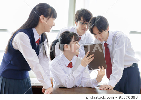 students using tablet devices students using tablet devices 95570888