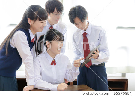 學生使用平板設備 95570894