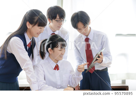 學生使用平板設備 95570895