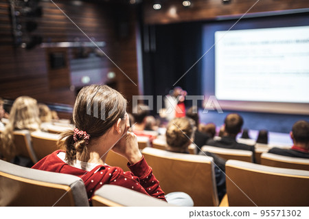 Woman giving presentation on business conference event. 95571302