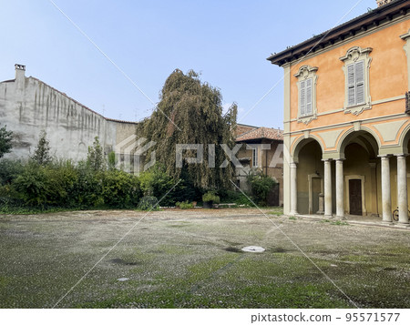 Italian courtyard in old villa Italian courtyard in old villa 95571577