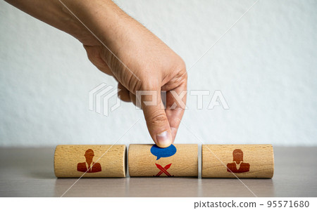 The mediator changes the conflict through dialogue between opponents. Negotiations and the search for a compromise. Arbitration in relationships. Dispute resolution. Cooperation instead of competition 95571680