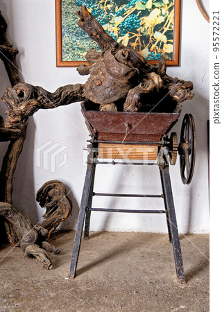 Vintage display - Old grapes press 95572221