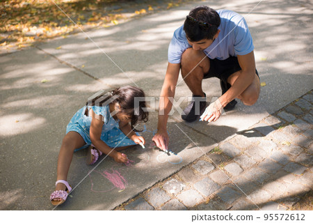Portrait of Asian father and his daughter drawing 95572612